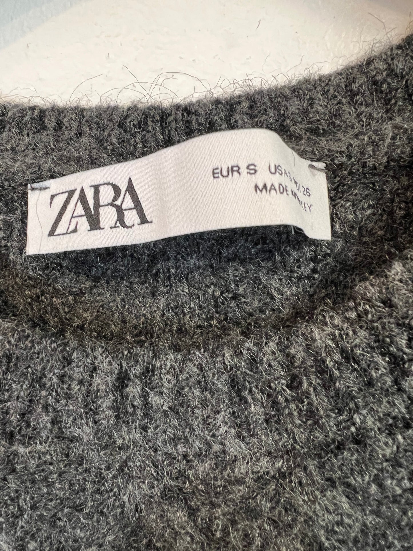 ZARA. Top punto gris pedrería T.s