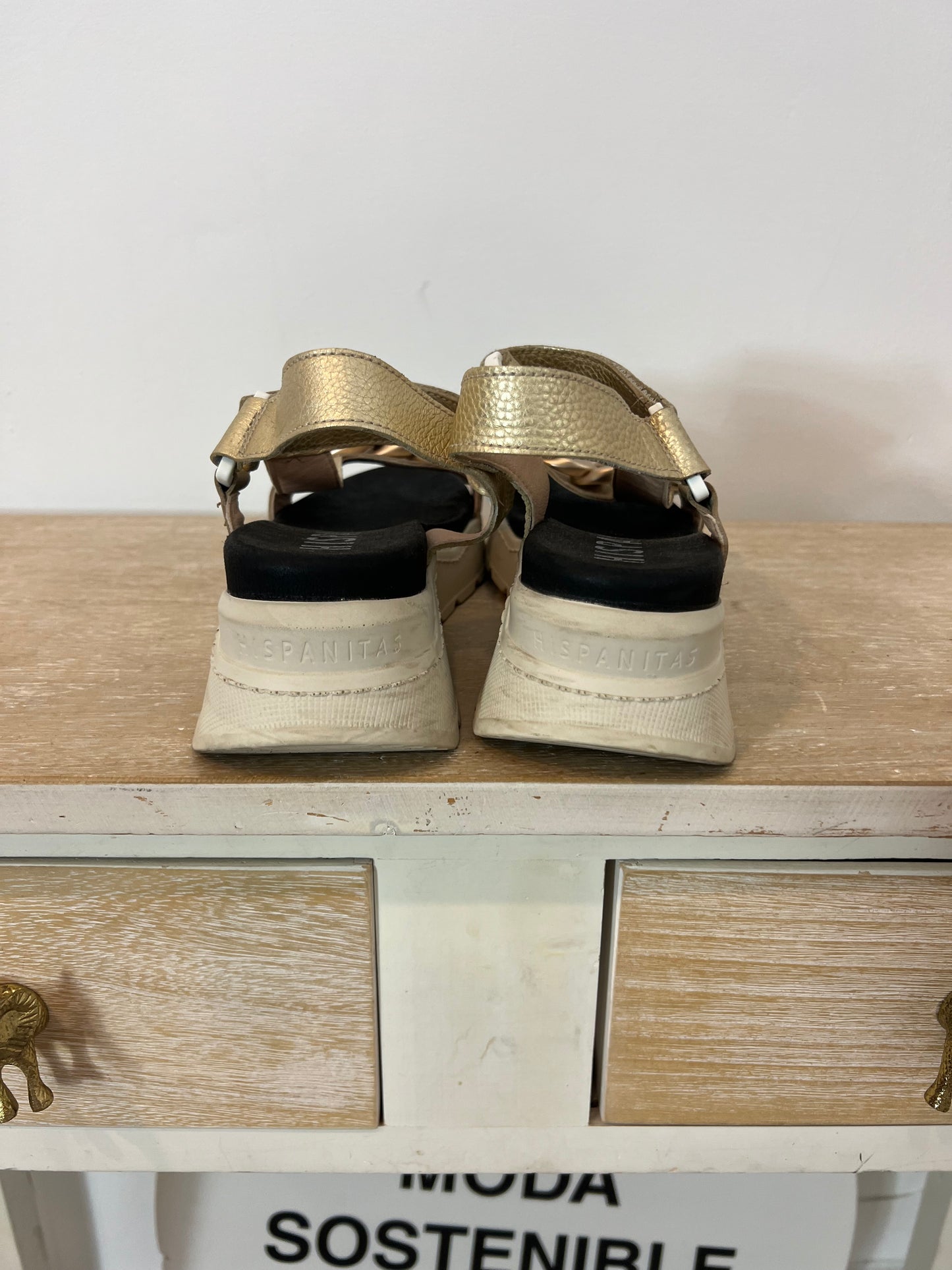 HISPANITAS. Sandalias doradas cadena T.37