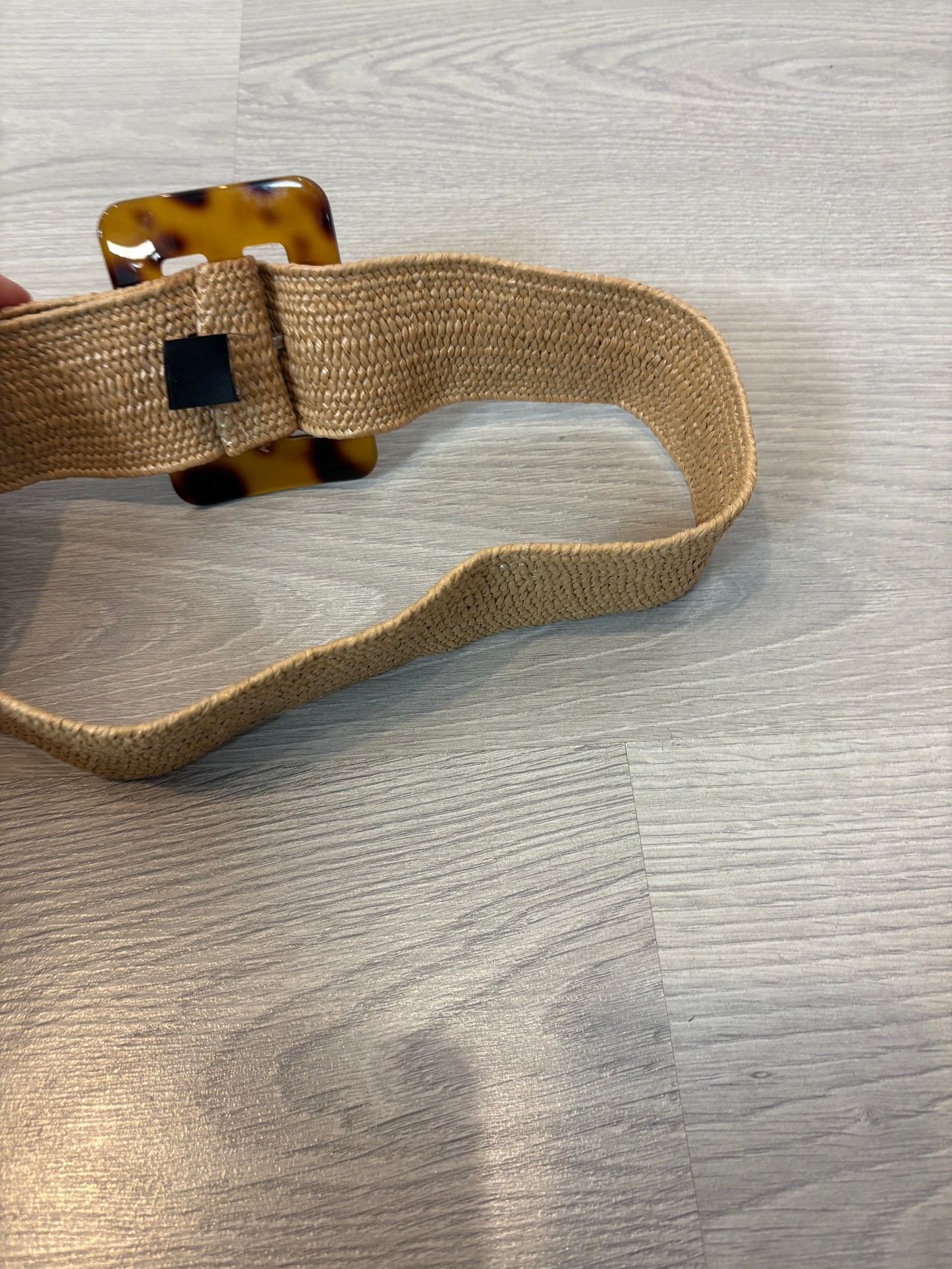 OTRAS. Cinturón rafia hebilla efecto nácar