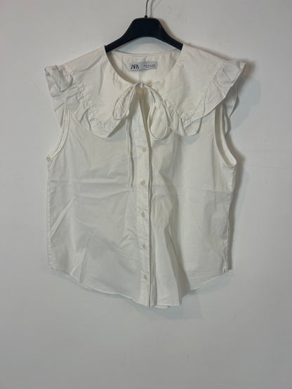 ZARA. White sleeveless blouse with ruffle. TM