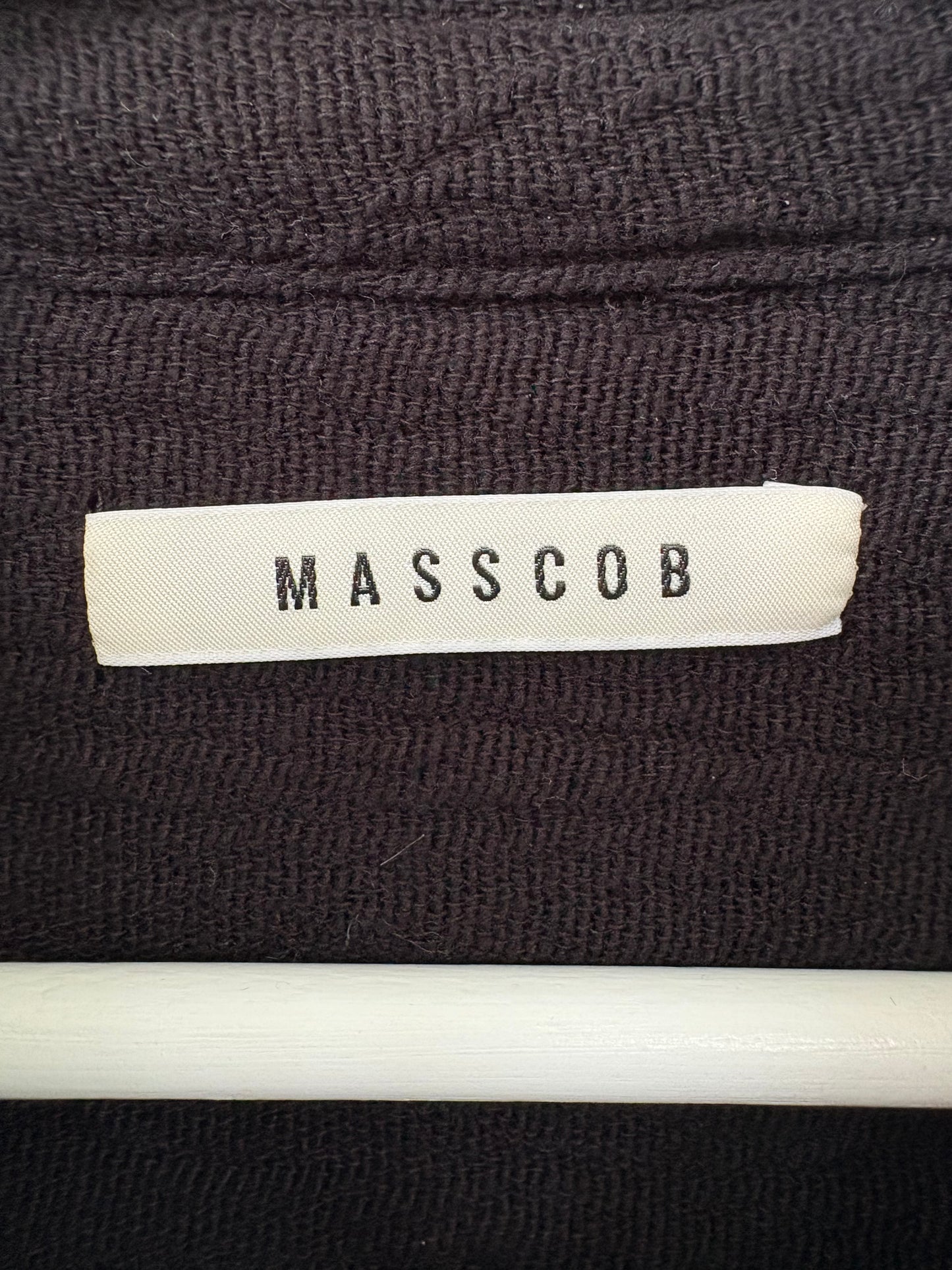 MASSCOB. Camisa negra textura