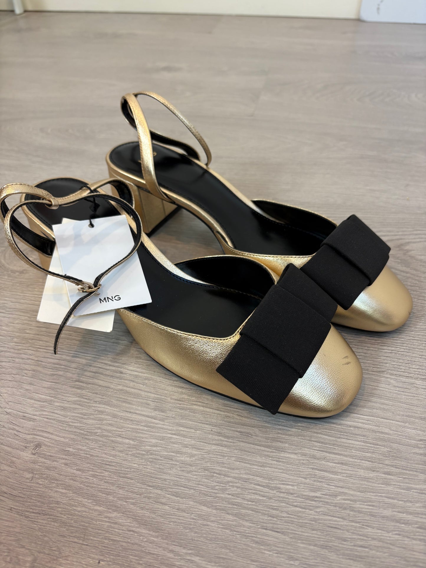 MANGO. Zapato metalizado lazo. T 40