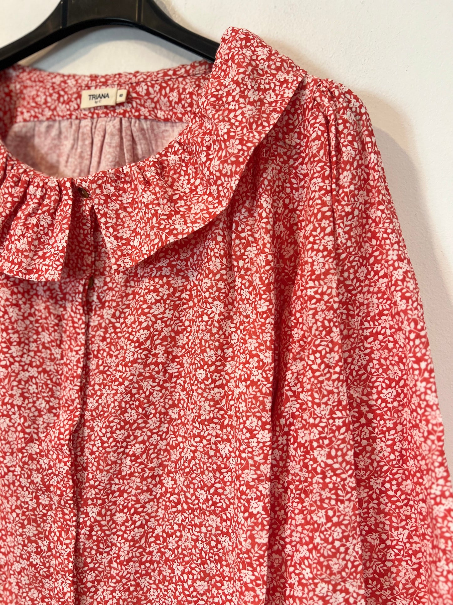 TRIANA BY C. Blusa roja flores cuello volante T.s