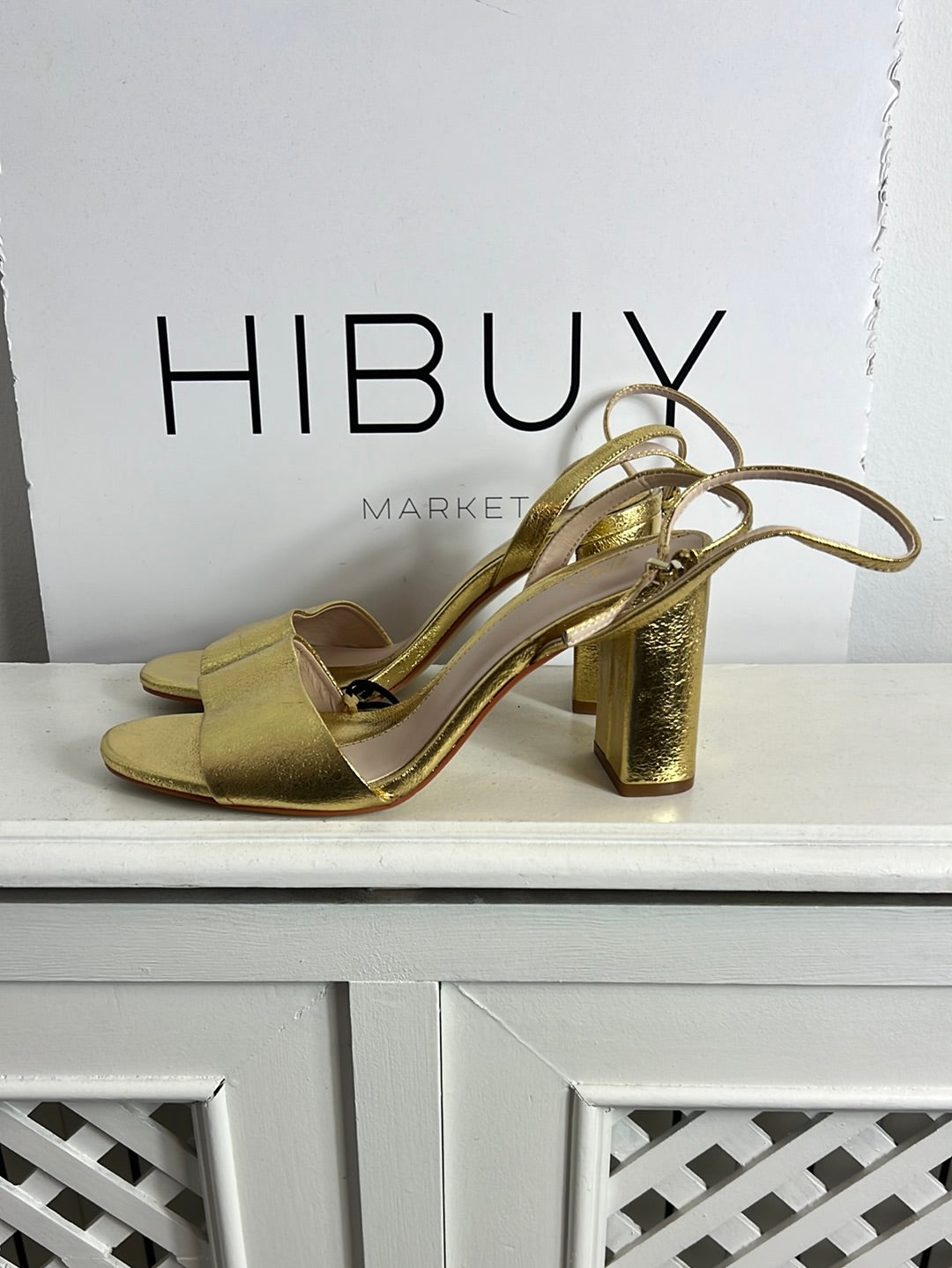 ZARA. Sandalias doradas tiras. T 38