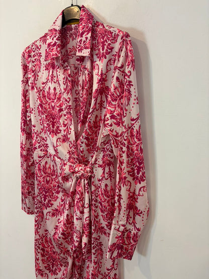 SEE IOU Juan Avellaneda. Vestido corto cruzado estampado rosa