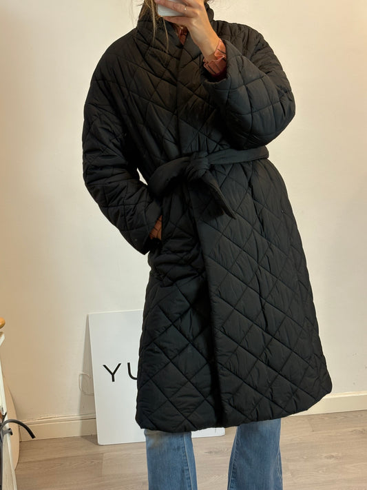 MANGO. Abrigo acolchado negro