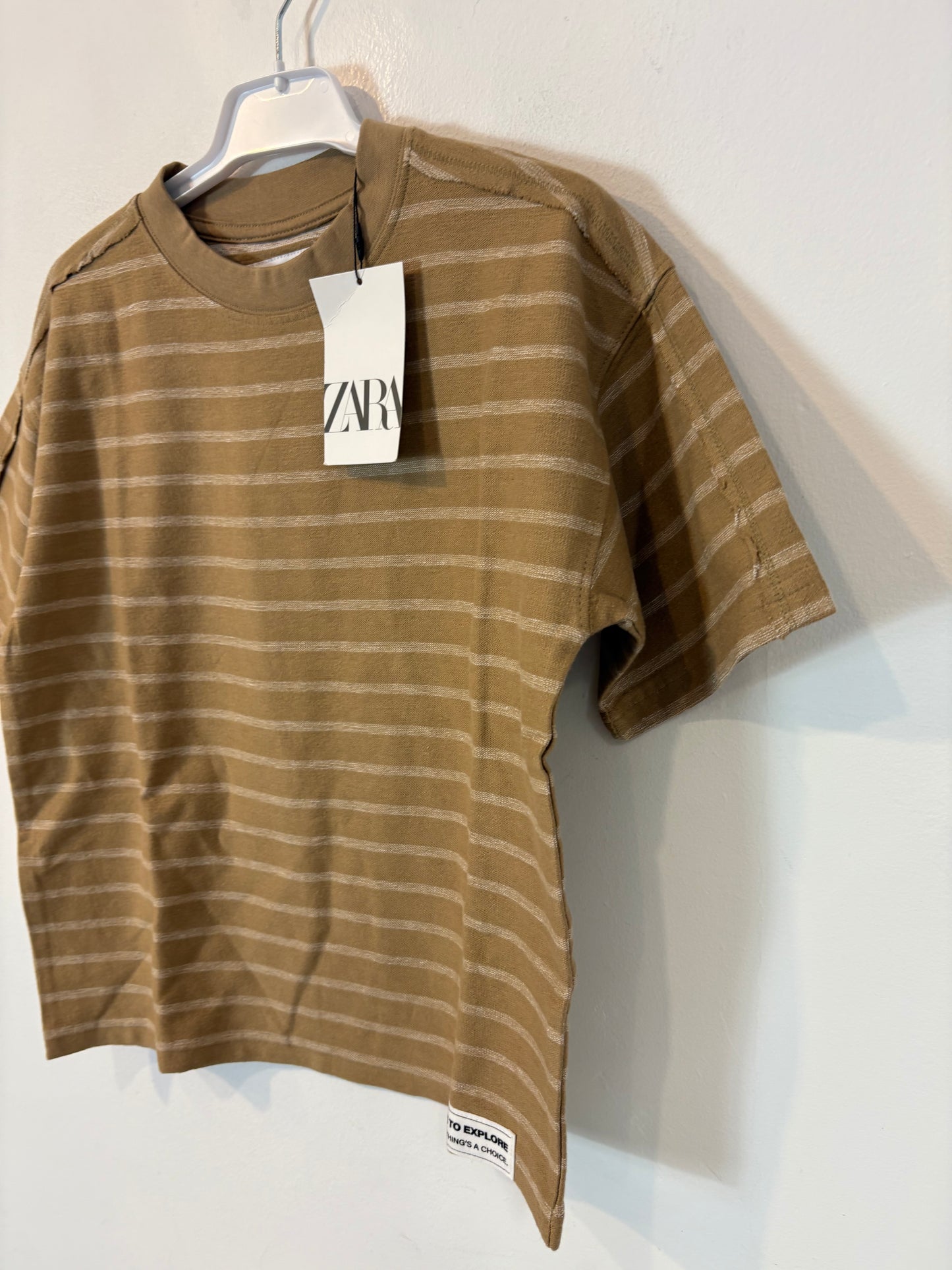 ZARA. Camiseta camel rayas. T 8-9 años