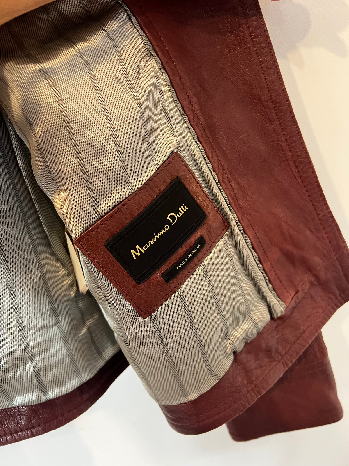 MASSIMO DUTTI. Chaqueta burdeos piel