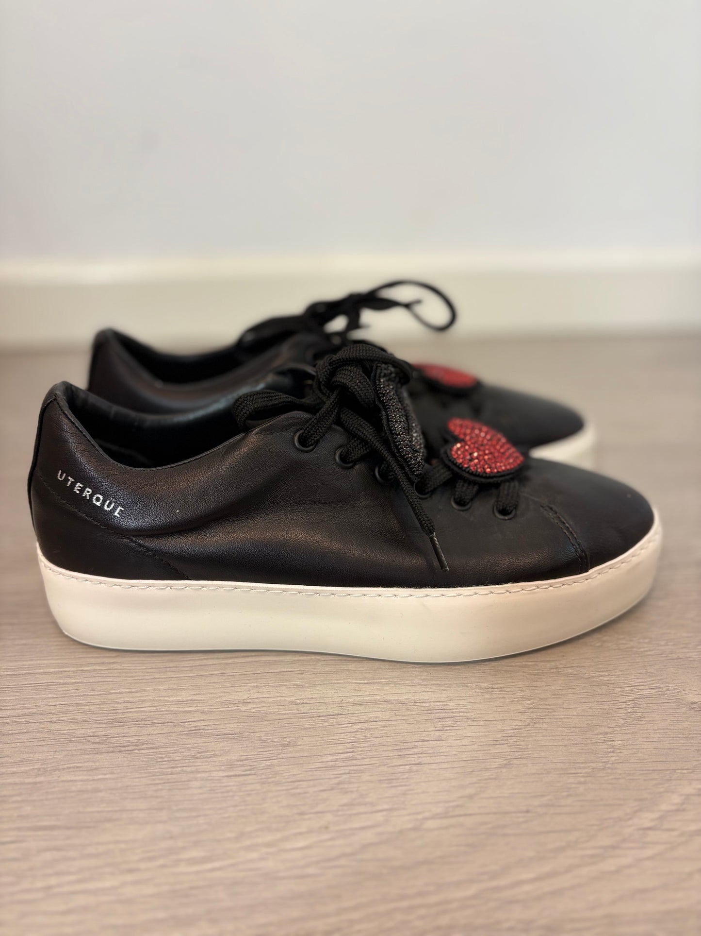 UTERQÜE. Black sneakers with brooch detail. Size 40
