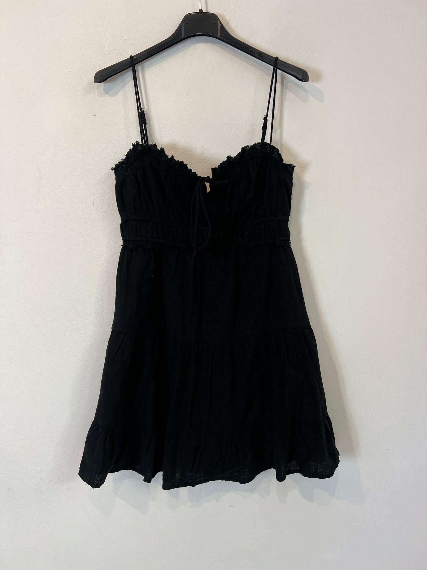 BERSHKA. Vestido corto negro  T.s