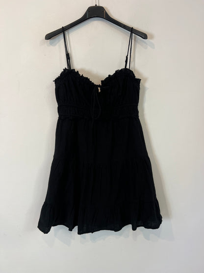 BERSHKA. Vestido corto negro  T.s