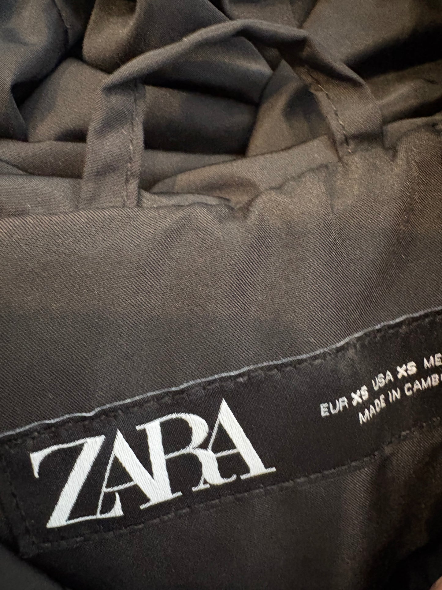 ZARA. Chaqueta negra acolchada neopreno