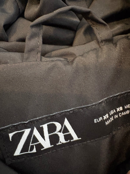 ZARA. Chaqueta negra acolchada neopreno