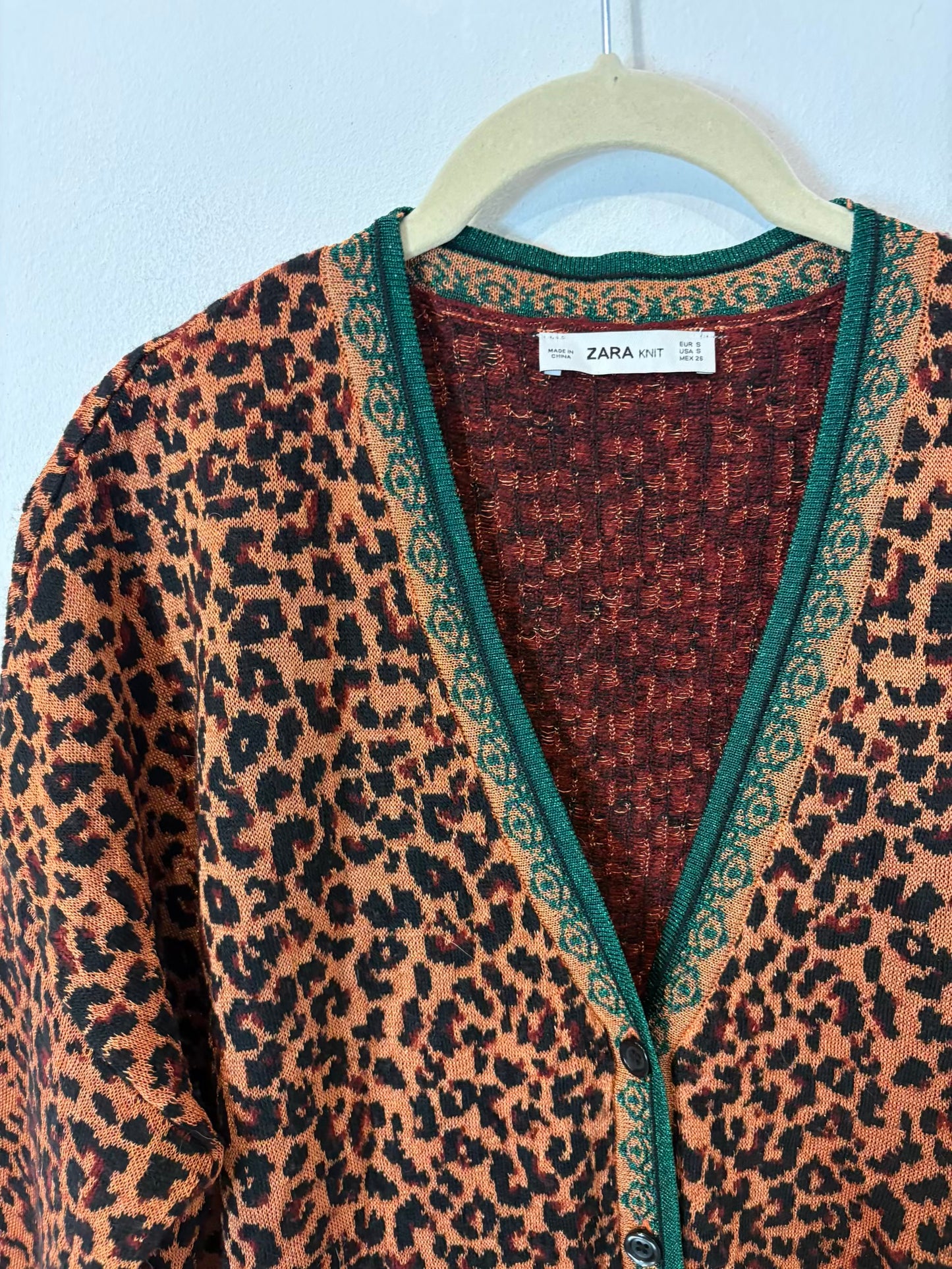 ZARA. Cárdigan animal print hilos metalizados