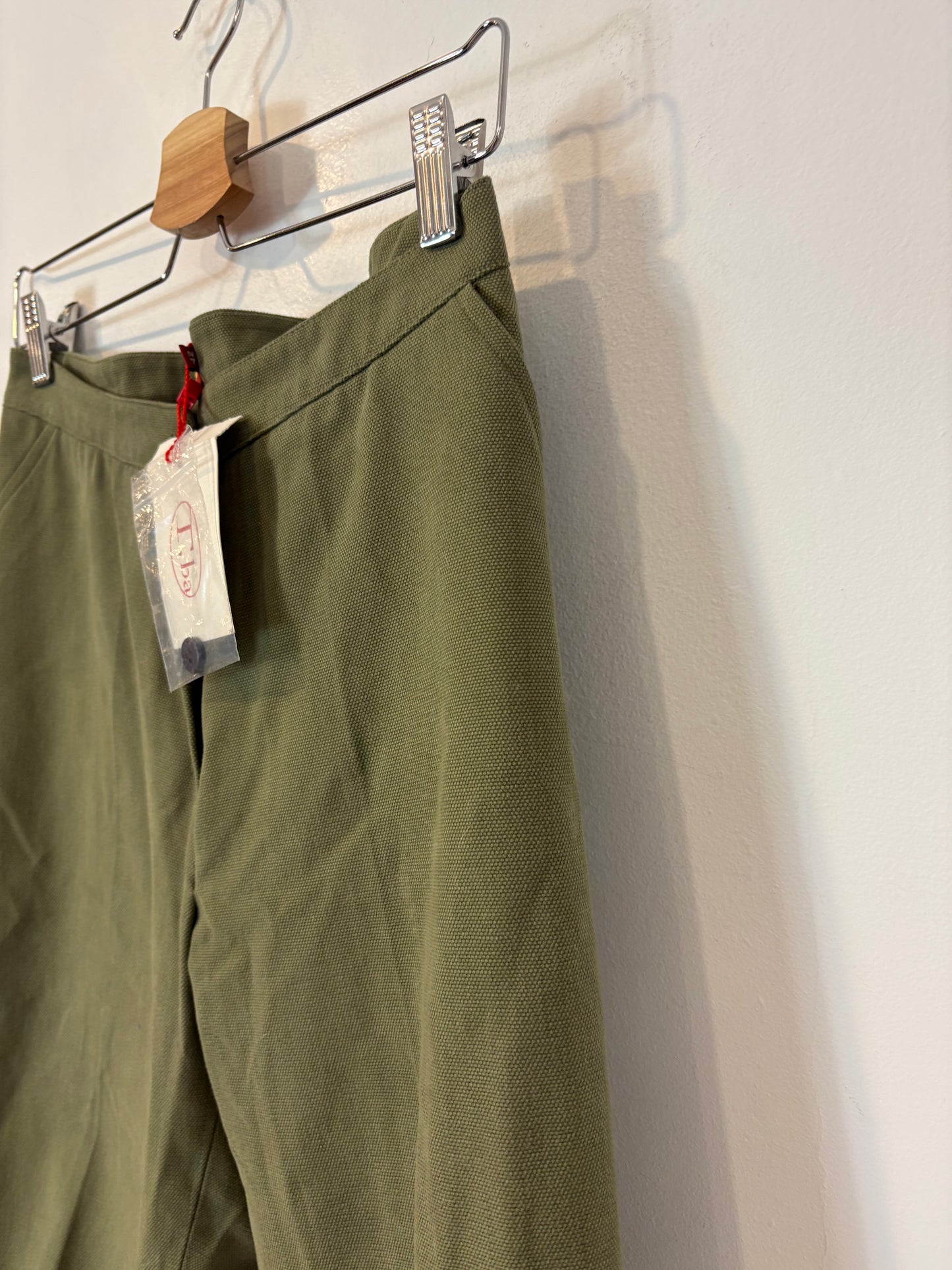 TBA. Pantalón verde media pierna