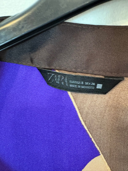 ZARA. Conjunto satinado estampado geométrico