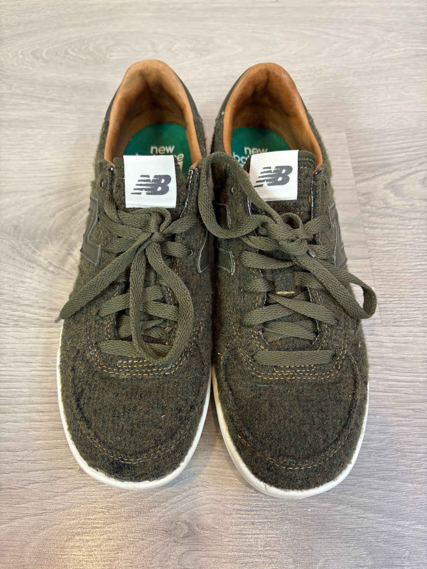 NEW BALANCE. Zapatillas verdes textura