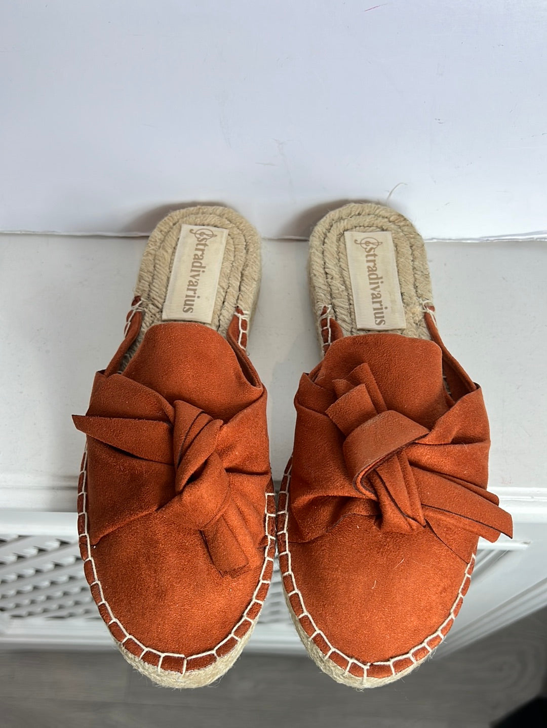 STRADIVARIUS . Sandalia esparto plana color caldera. T 38