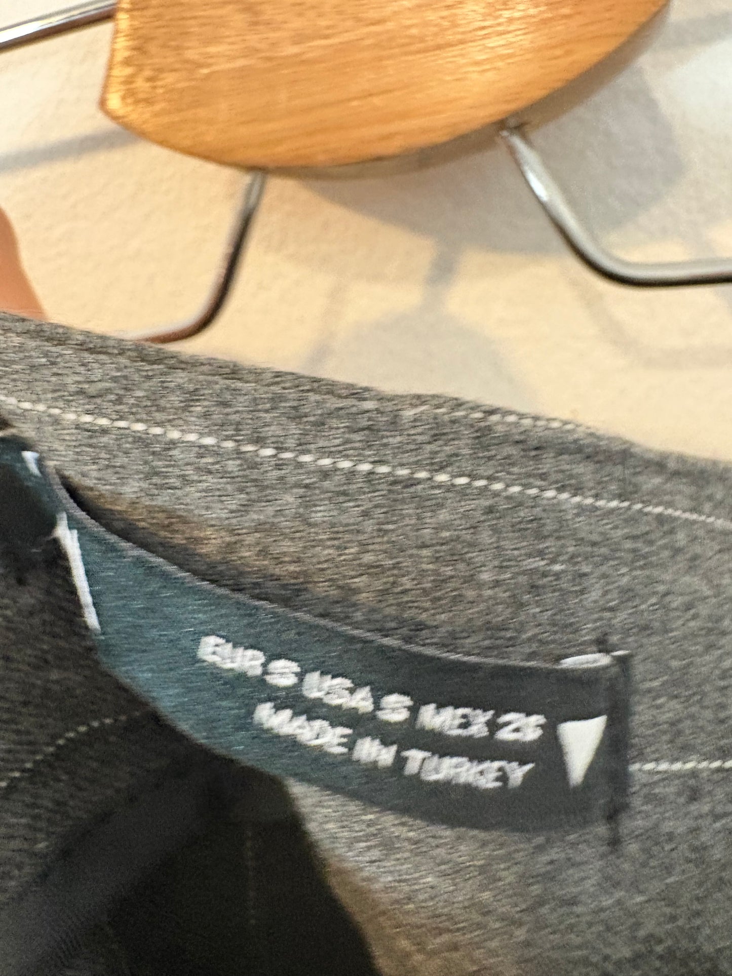 ZARA. Falda midi gris rayas