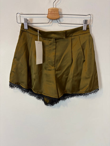 ZARA. Pantalón corto verde lencero