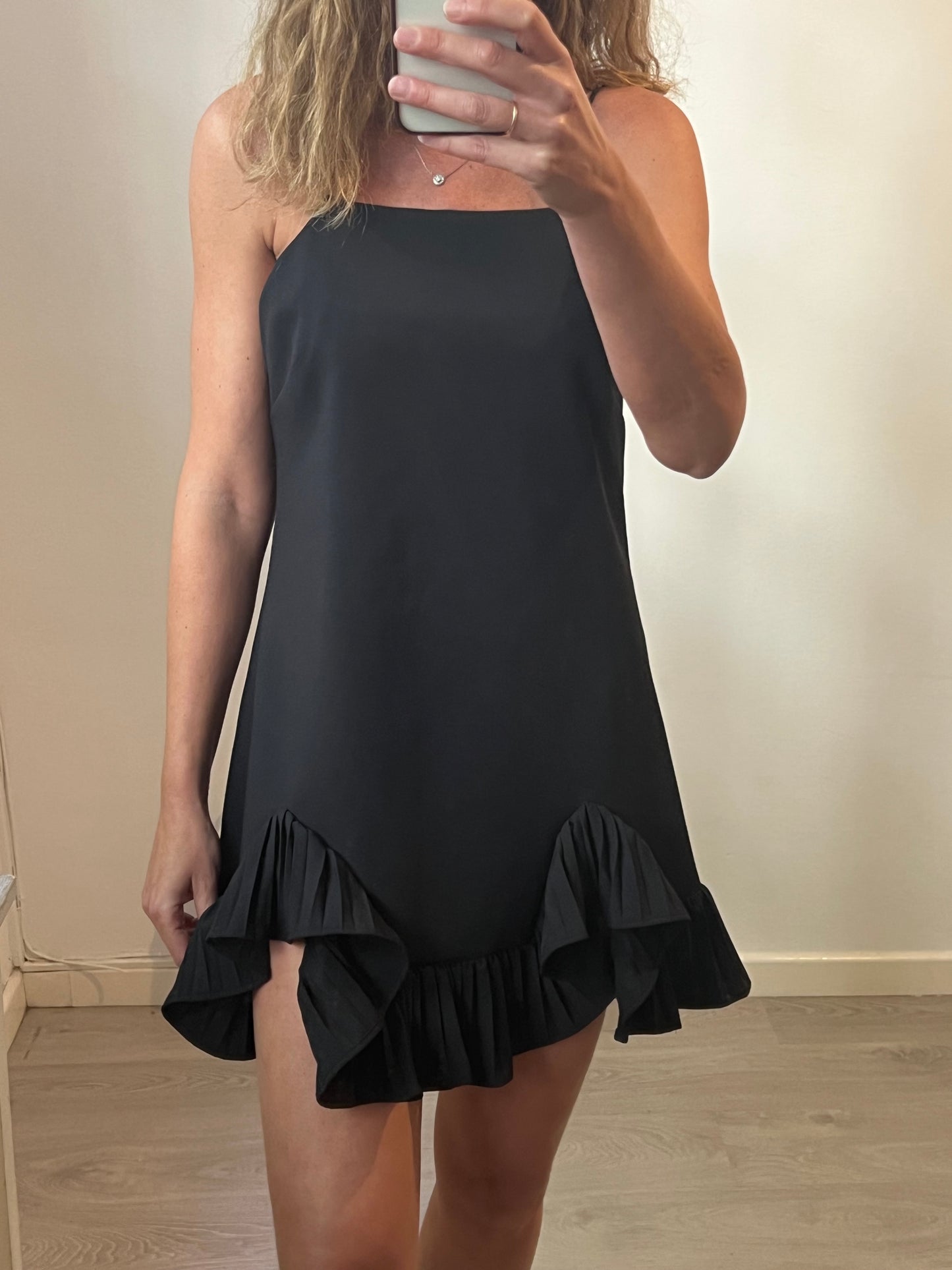 ASOS. Vestido corto negro volantes T.40