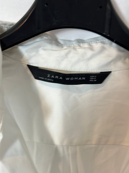 ZARA. Camisa blanca larga asimétrica. T. M