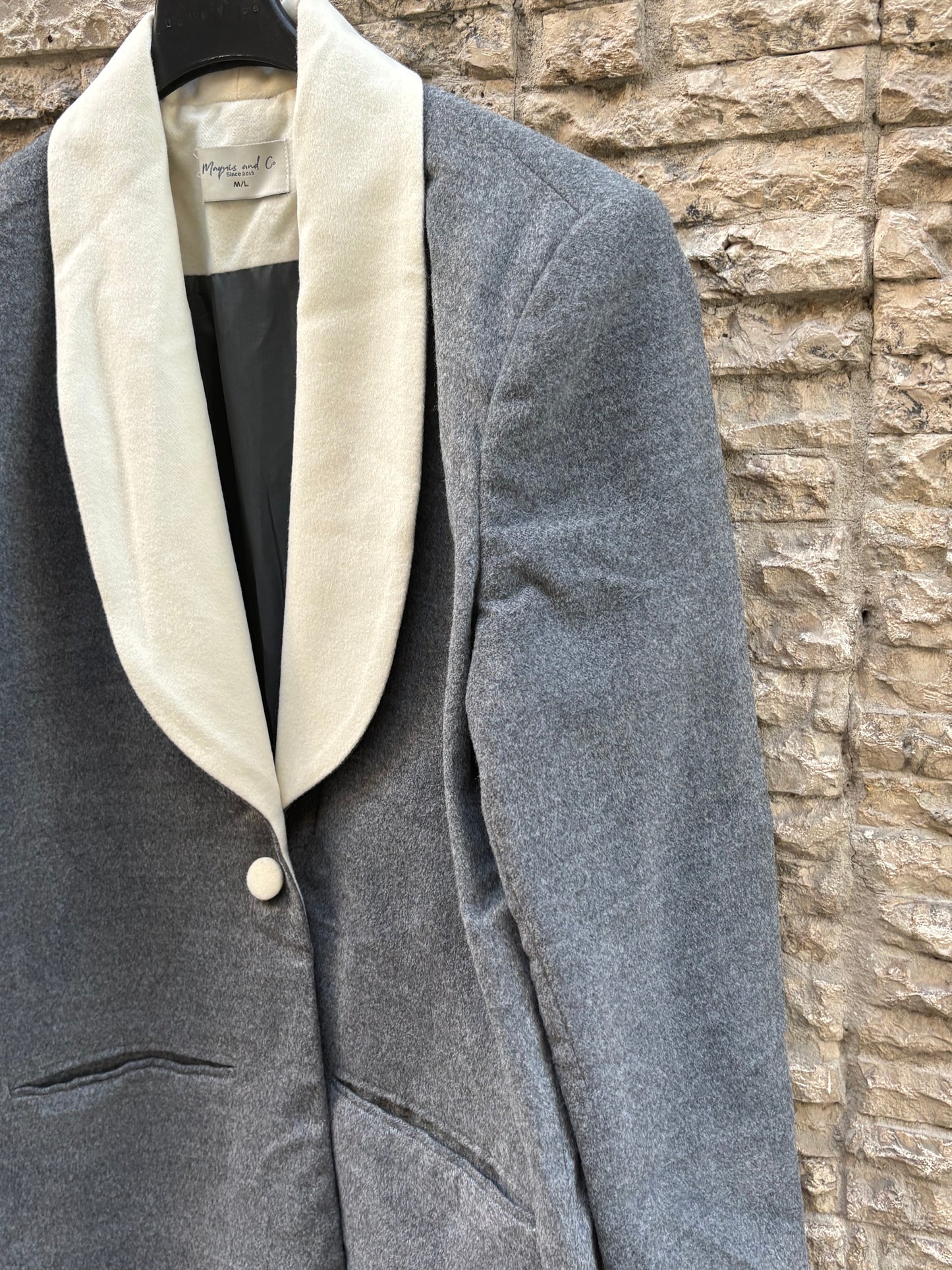 MAQUIS AND CO. Abrigo largo gris solapa