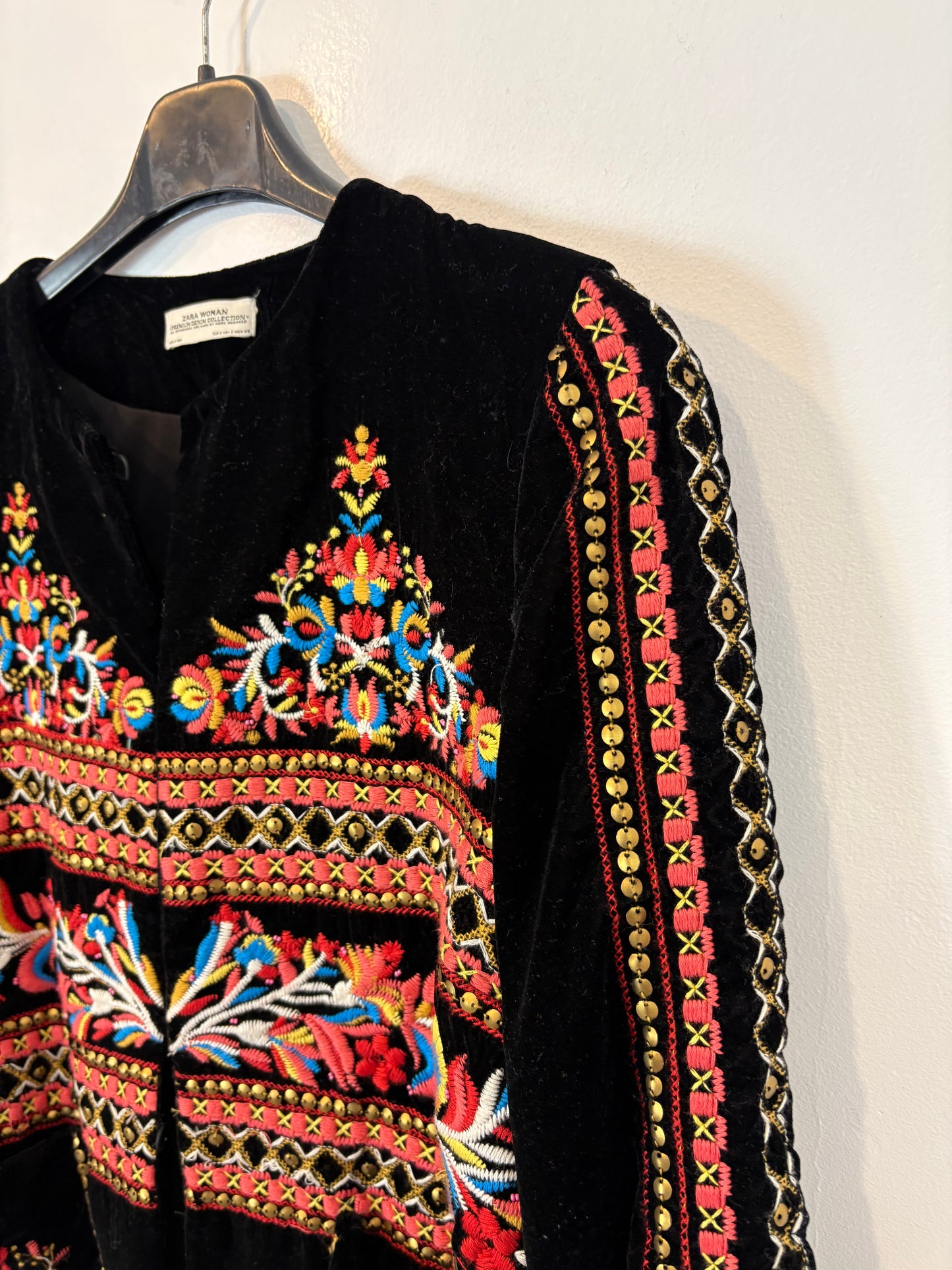 ZARA. Chaqueta terciopelo bordados. T S