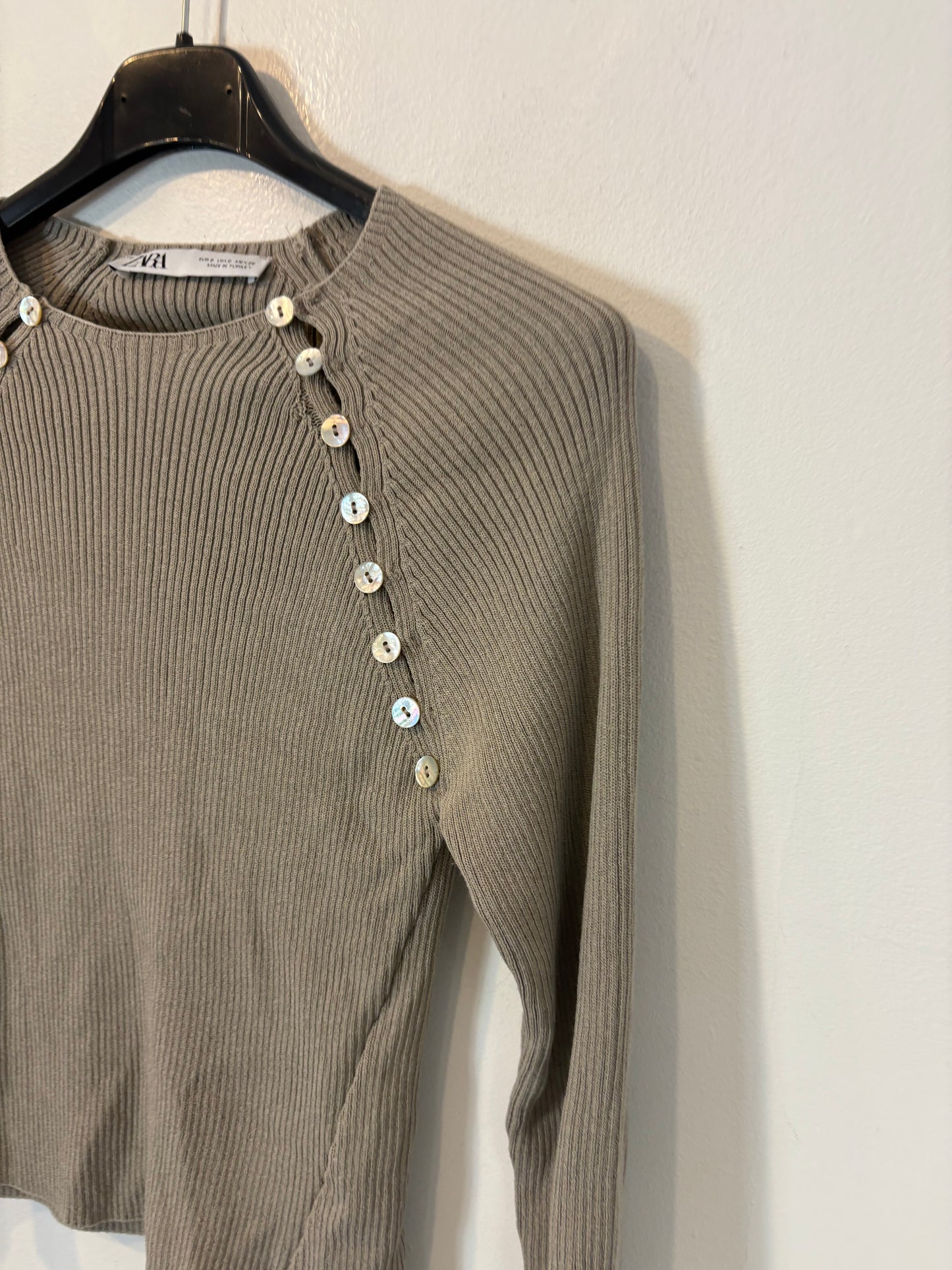 ZARA. Top gris canalé botones