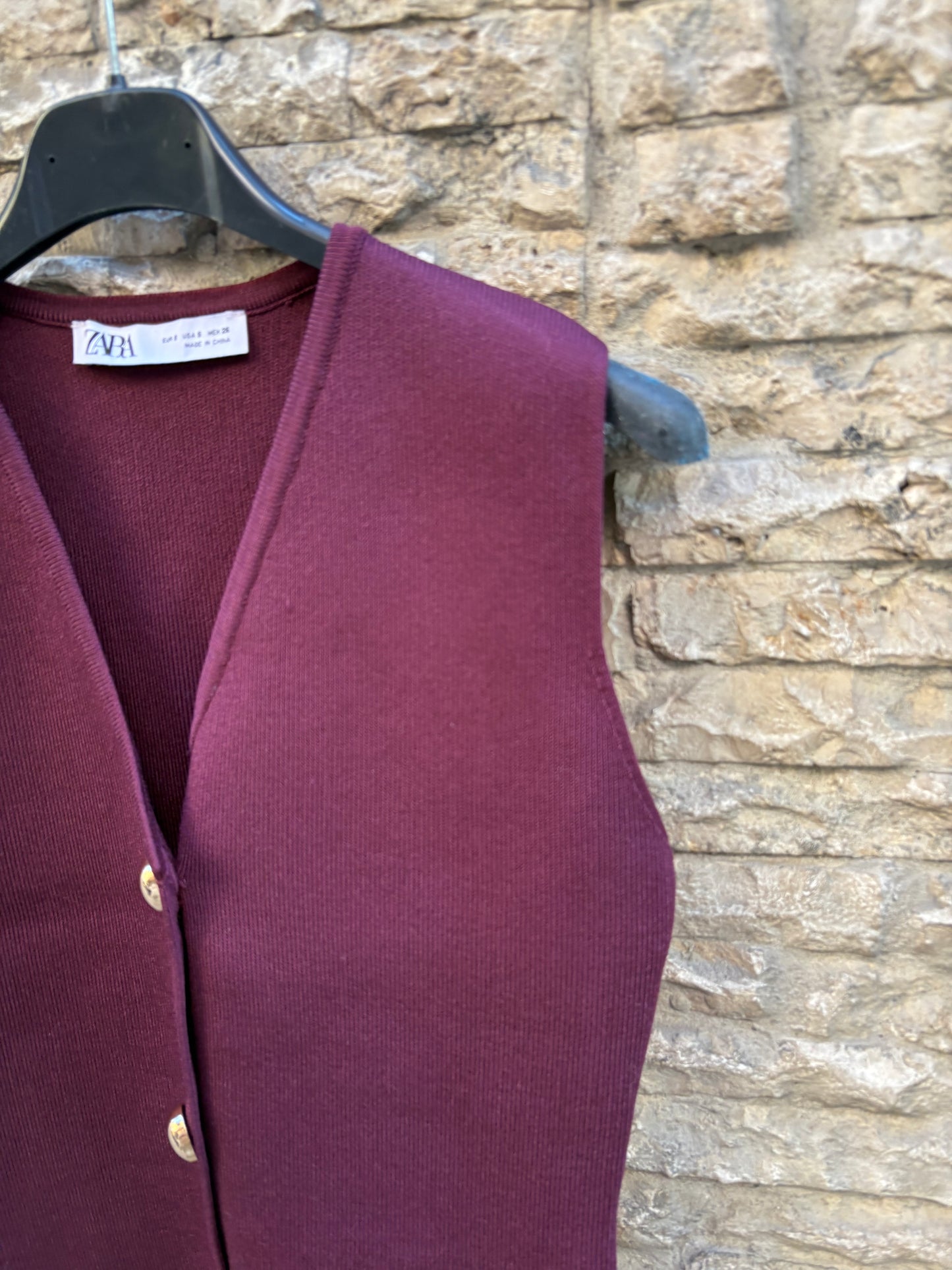 ZARA. Chaleco burdeos botones dorados