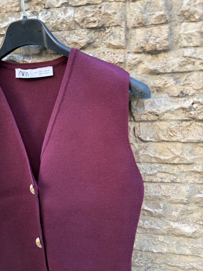 ZARA. Chaleco burdeos botones dorados