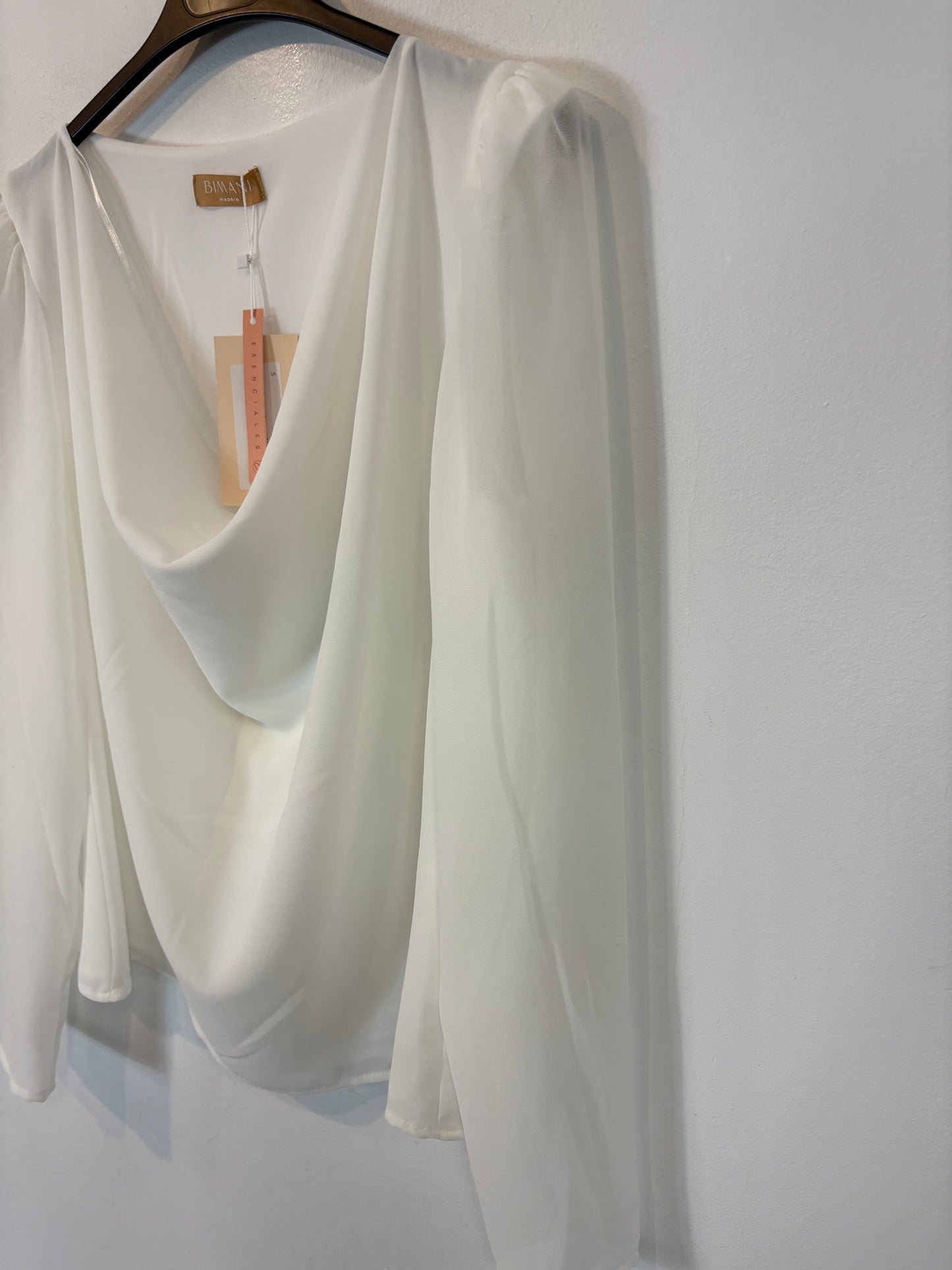 BIMANI. Blusa blanca escote fluido