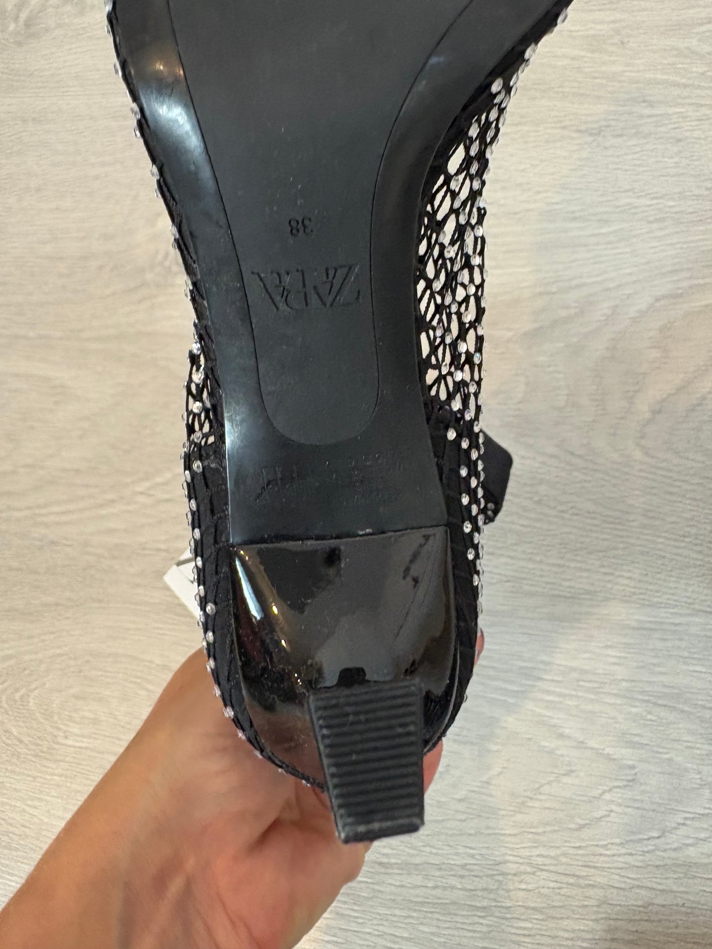 ZARA. Sandalia  efecto botín tachuelas. T 38