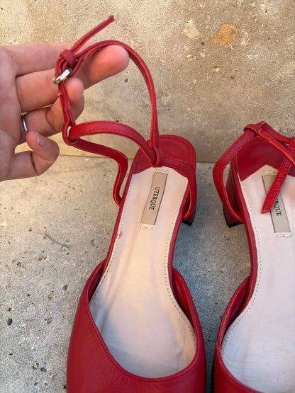 UTERQÜE. Zapatos rojos piel destalonados. T 39