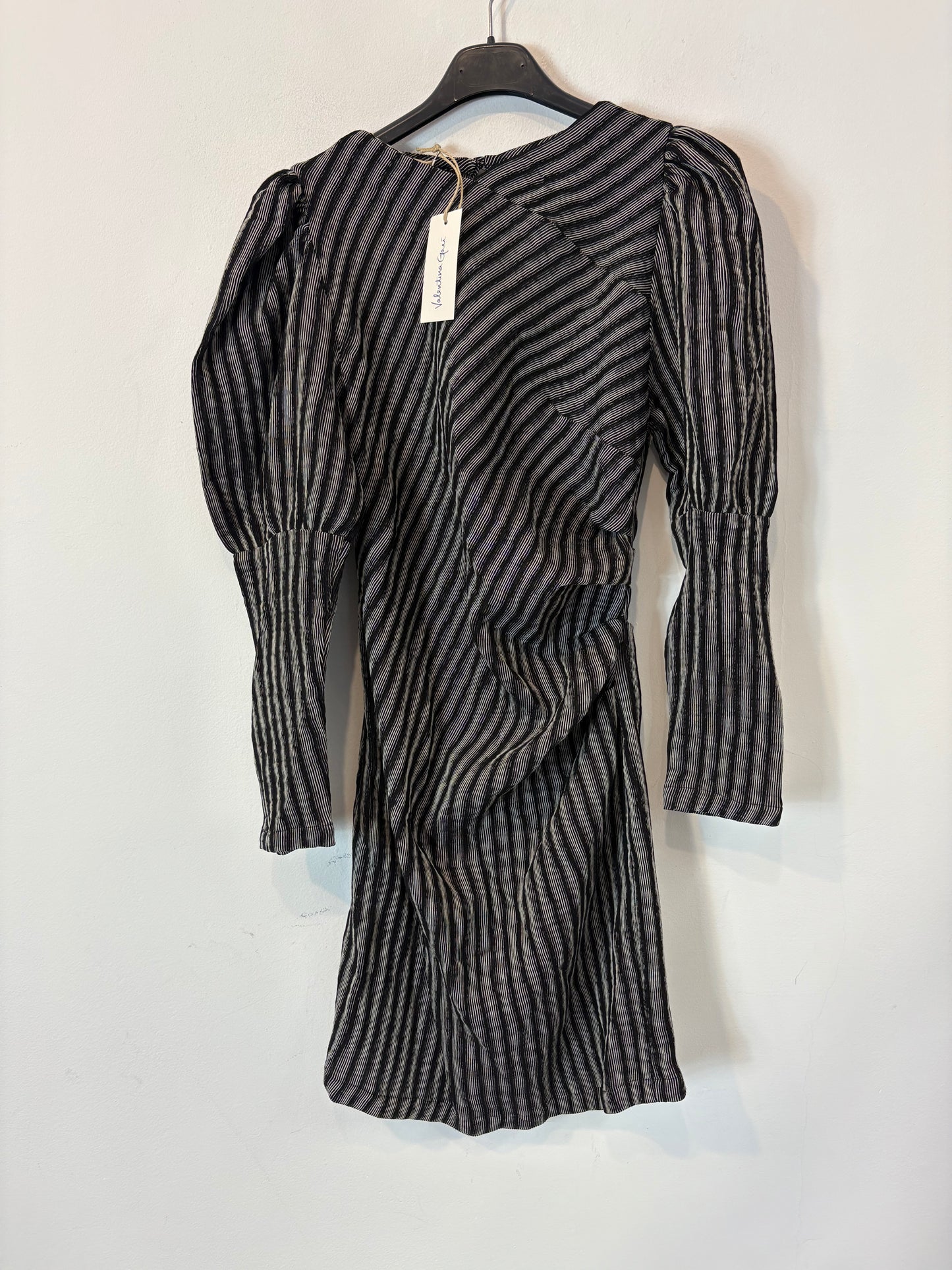 VALENTINA GARI. Vestido negro textura