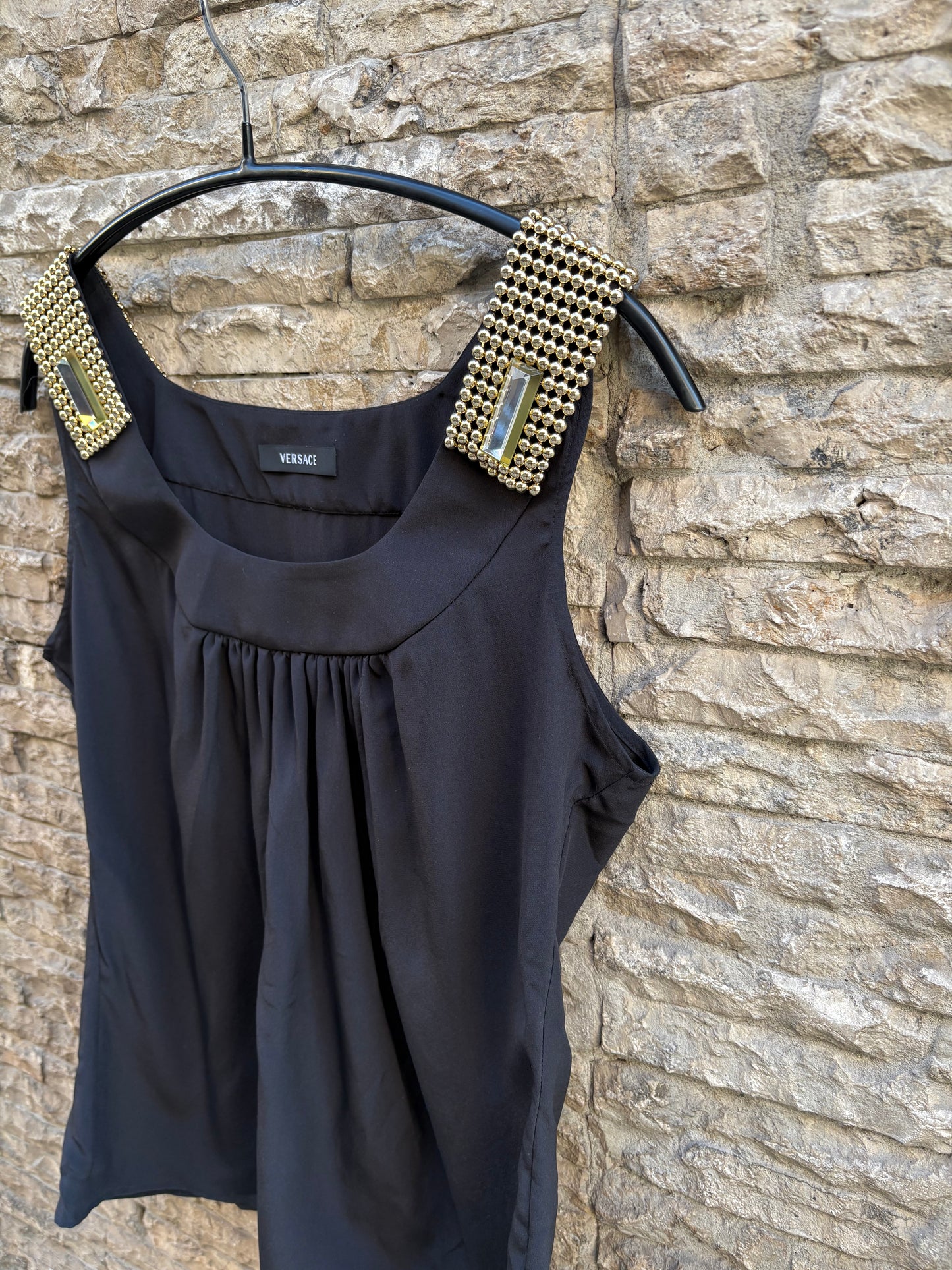 VERSACE. Top seda detalle hombros