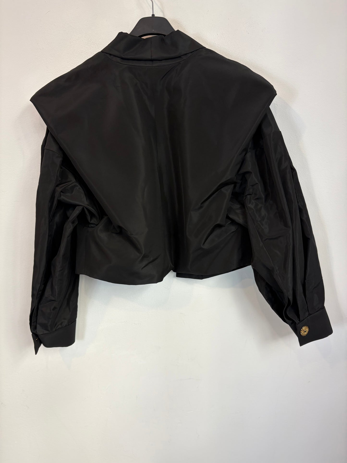 CARMEN MARCH. Chaqueta negra volumen