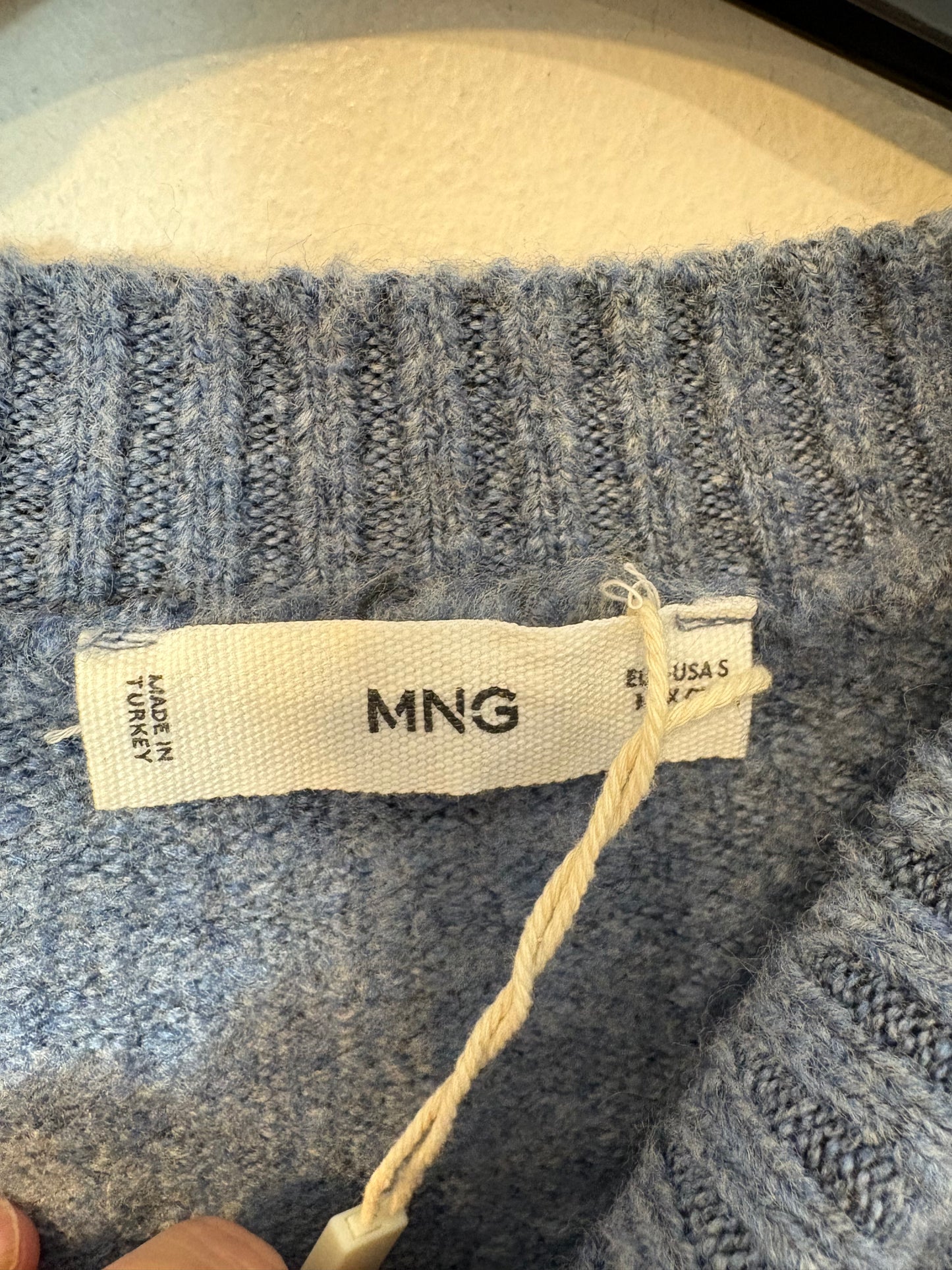 MANGO. Jersey azul claro cuello redondo