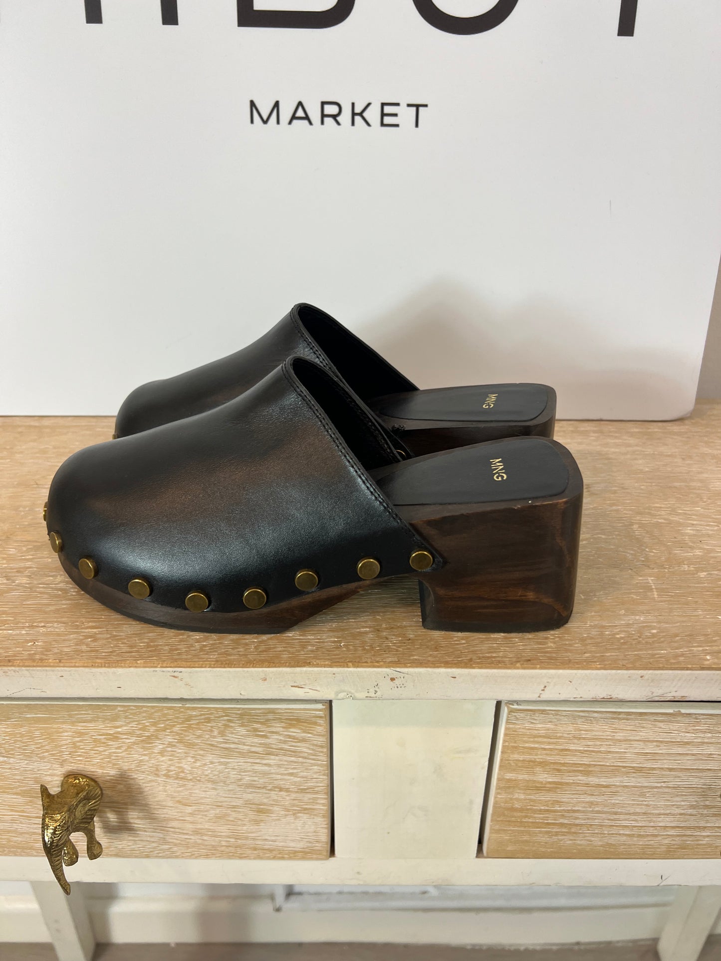 MANGO. Zuecos negro tachuelas. T 37