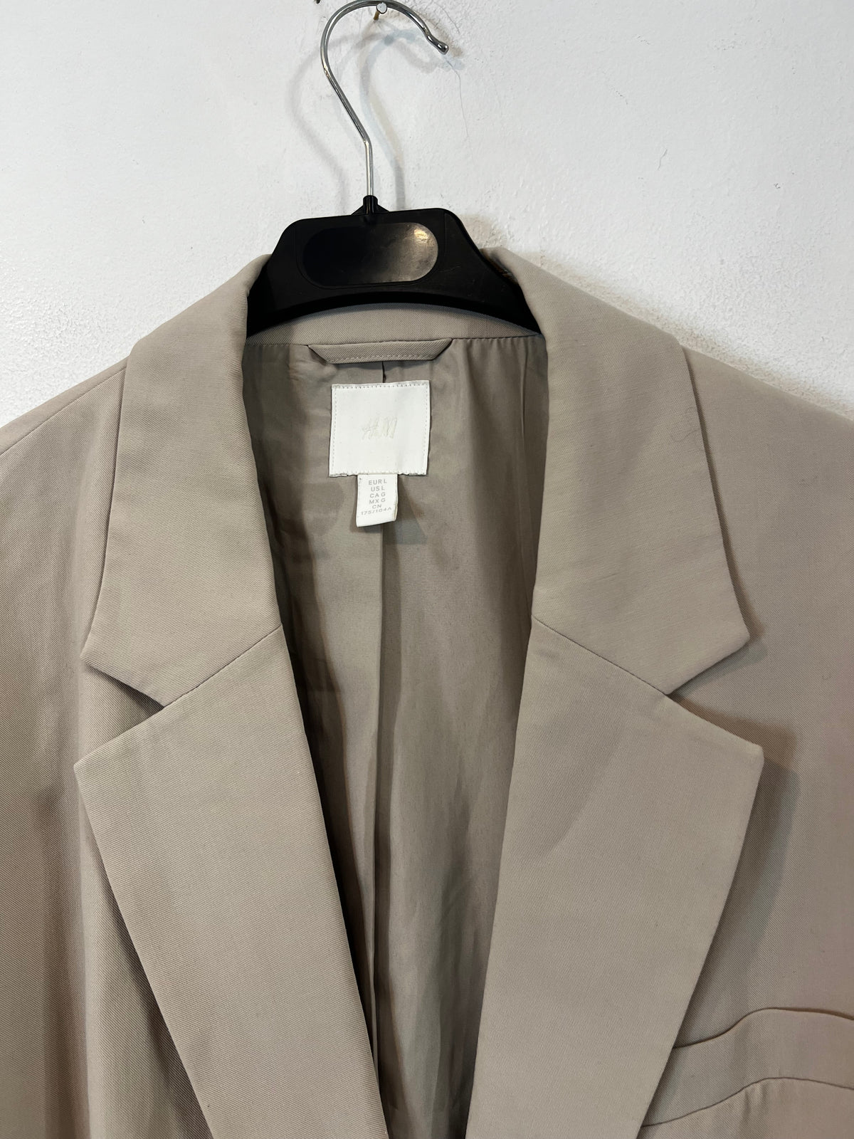 H&M. Chaqueta larga beige fluida