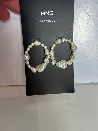 MANGO. Argollas medianas marfil