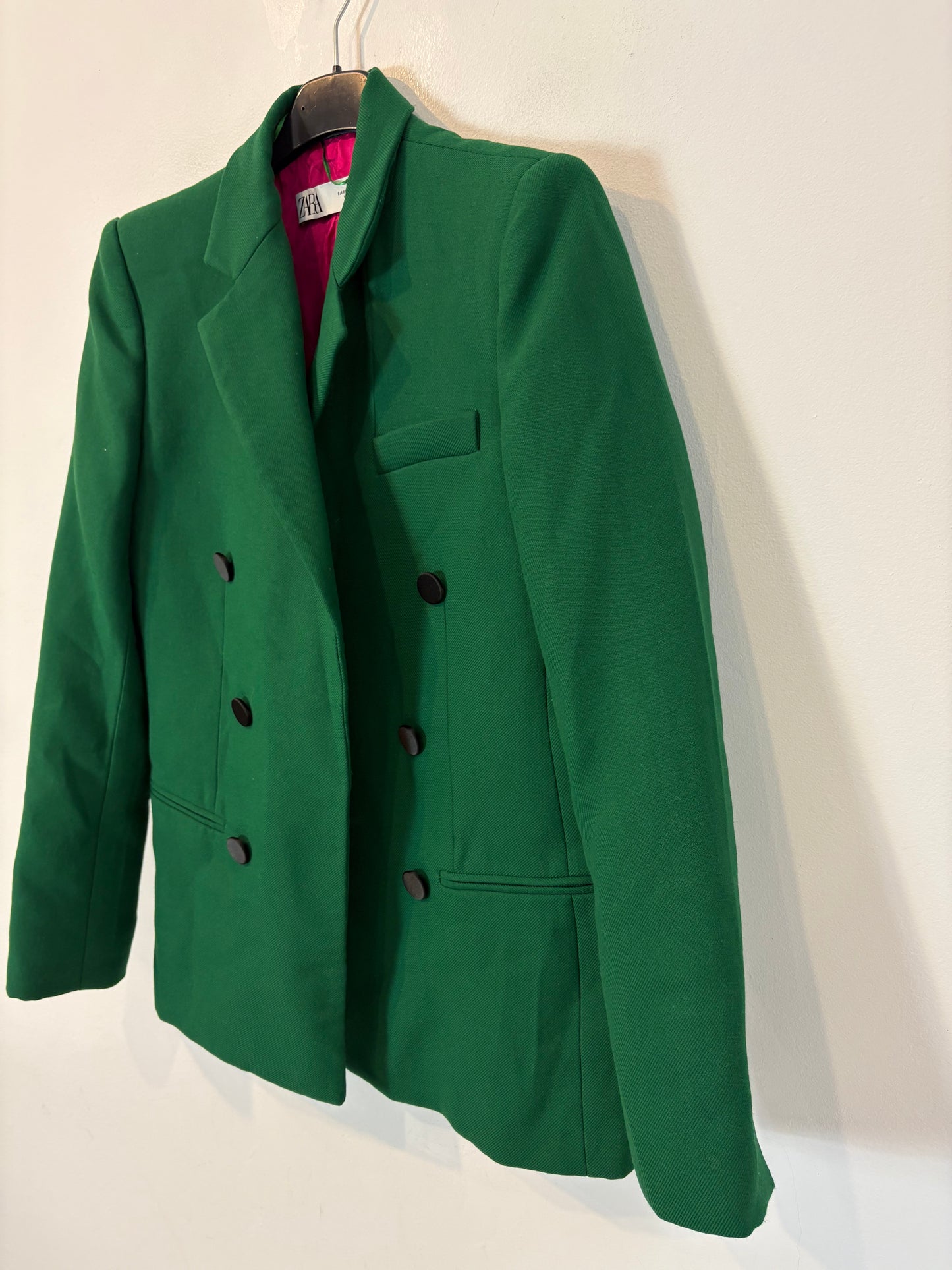 ZARA. Traje de chaqueta verde doble botonadura