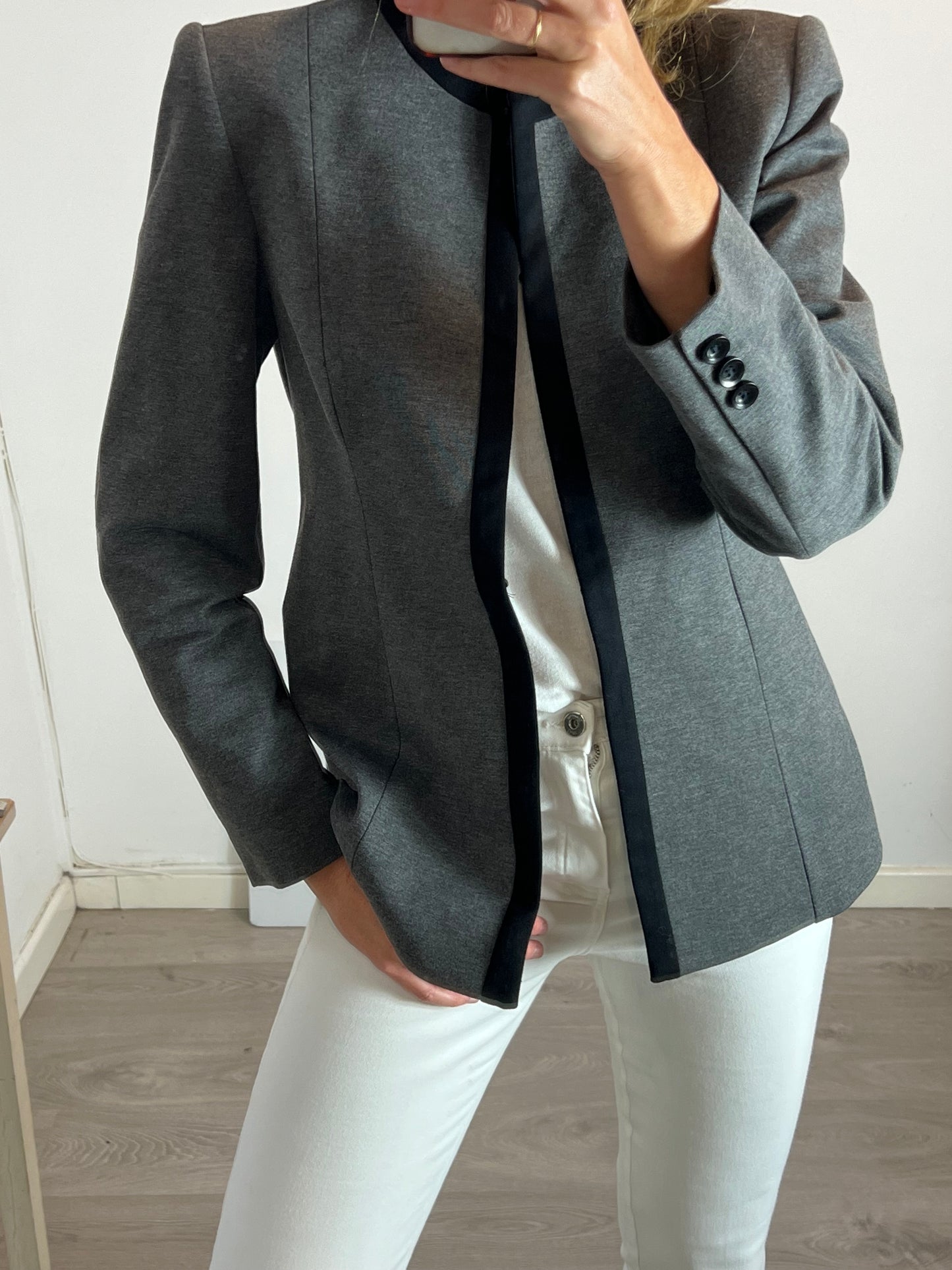 IQ COLLECTION. Chaqueta gris detalles negros T.l