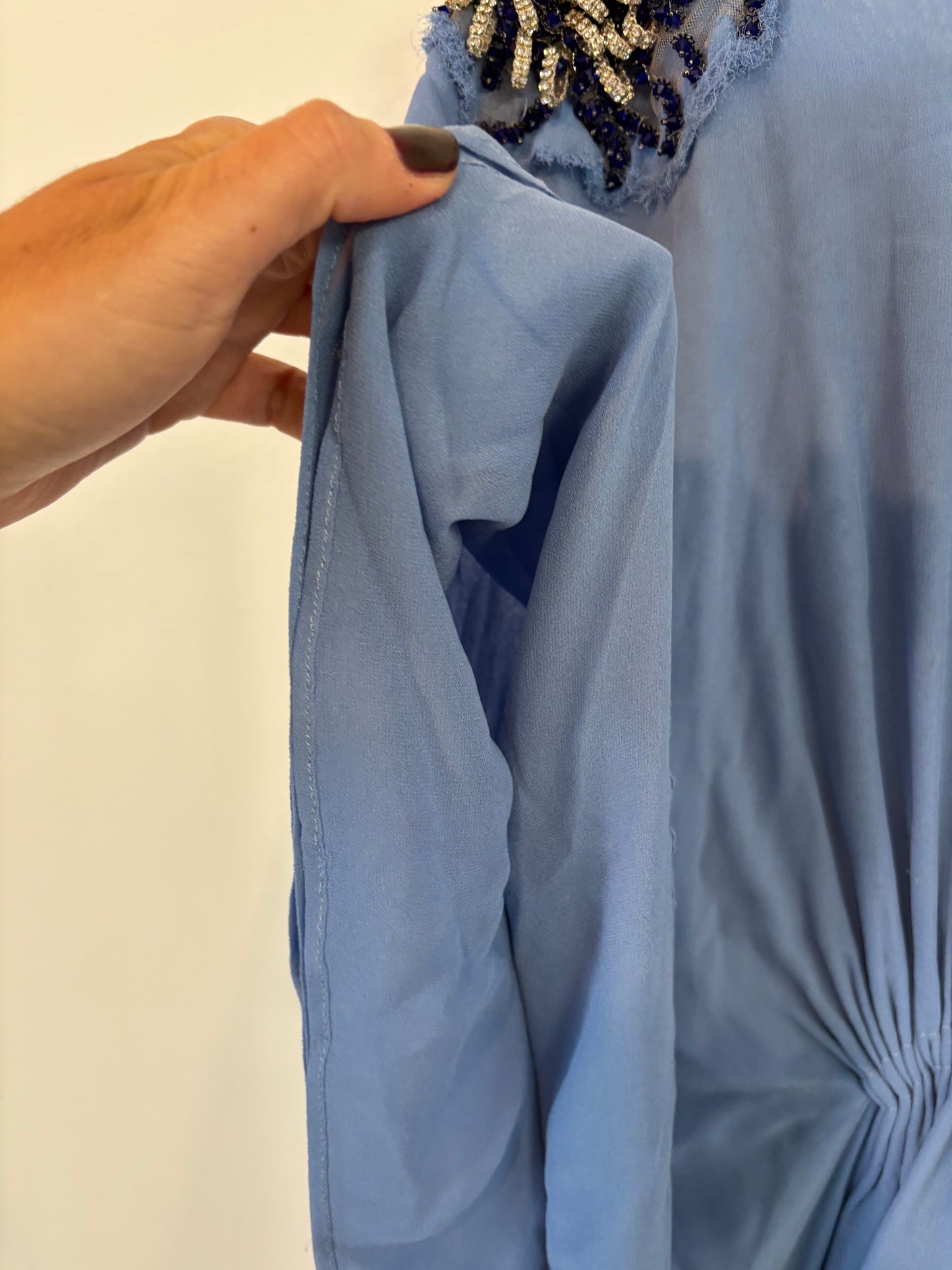 OTRAS. Vestido largo azul detalle pedrería hombros. T S