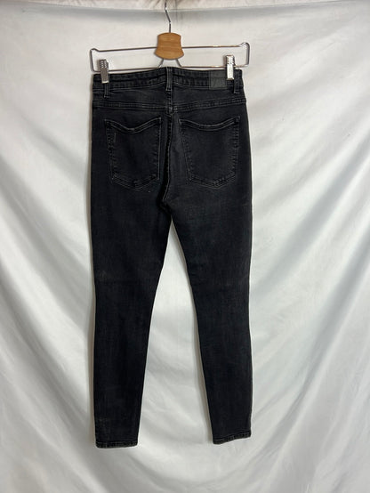BERHKA. Pantalón negro rotos T.38