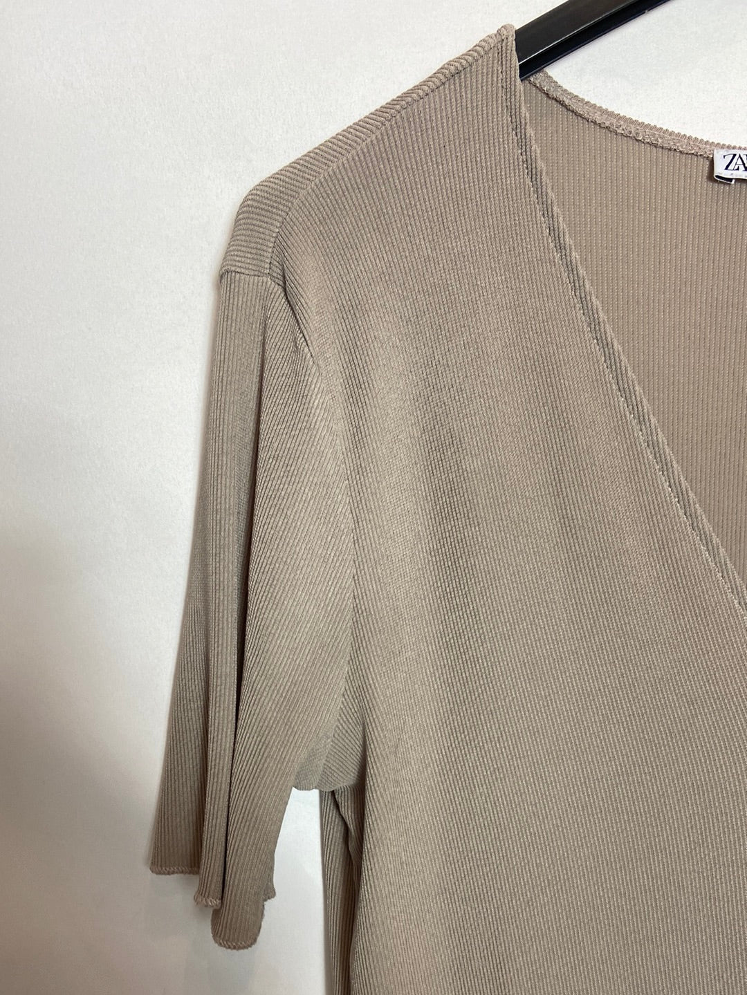 ZARA. Top beige canalé T.S