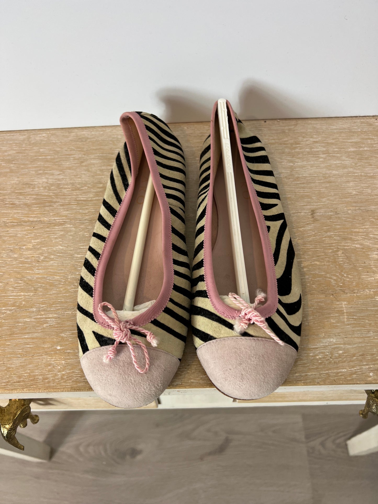 JAIME MASCARÓ. Animal print textured ballerina flat. 38.5