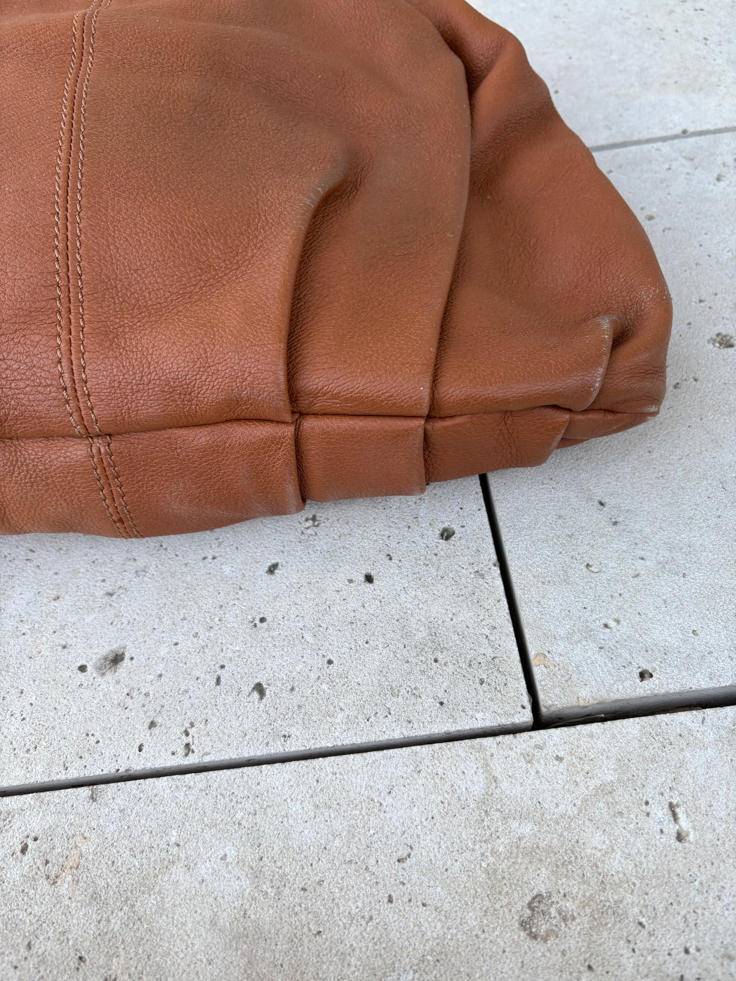 CAROLINA HERRERA. Bolso de mano en piel marrón