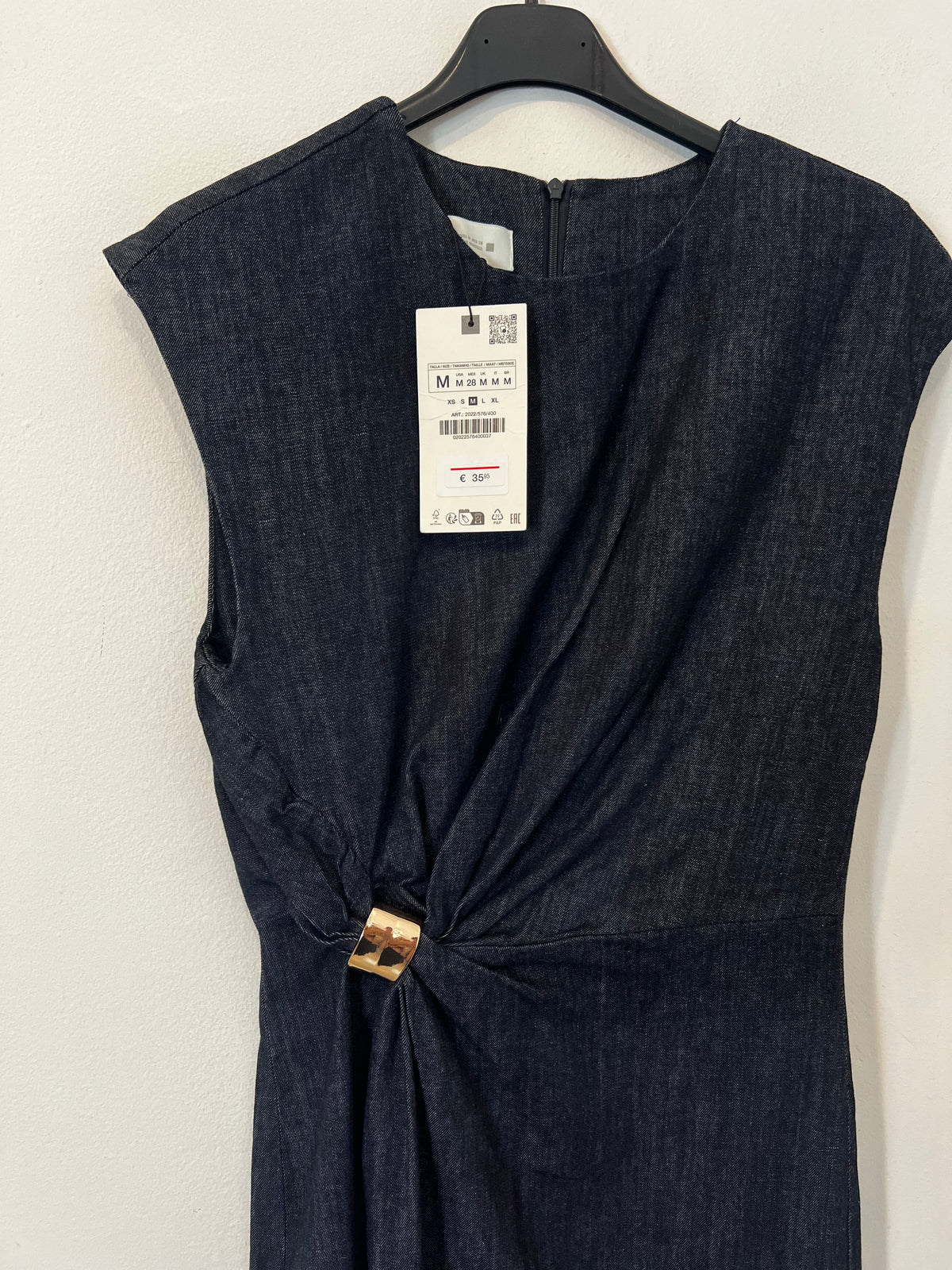 ZARA. Vestido denim midi broche dorado