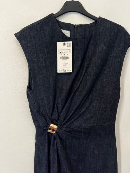 ZARA. Vestido denim midi broche dorado